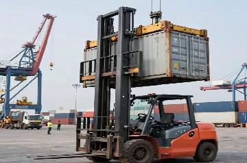 Boat Forklift for Sale – The Ultimate Buying Guide