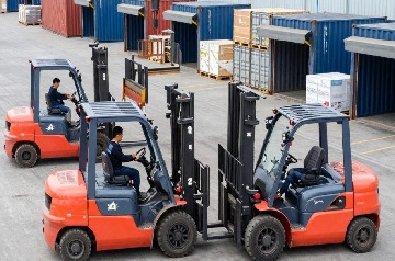 Electric Forklifts for Warehouses: Top Models, Prices, and Weights